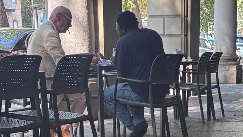A Torino scuola sotto i portici per il clochard Sissoko: “Imparo l’italiano da Antonio per rifarmi una vita”