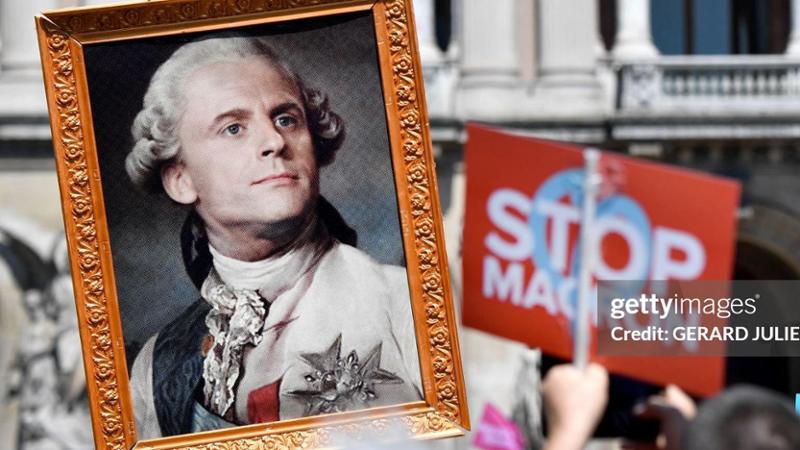 Il crepuscolo di Macron e quella voglia tutta francese di ghigliottinare il re