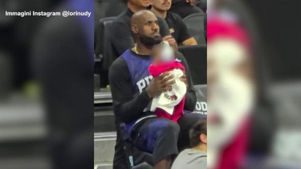 LeBron James fa da babysitter in panchina