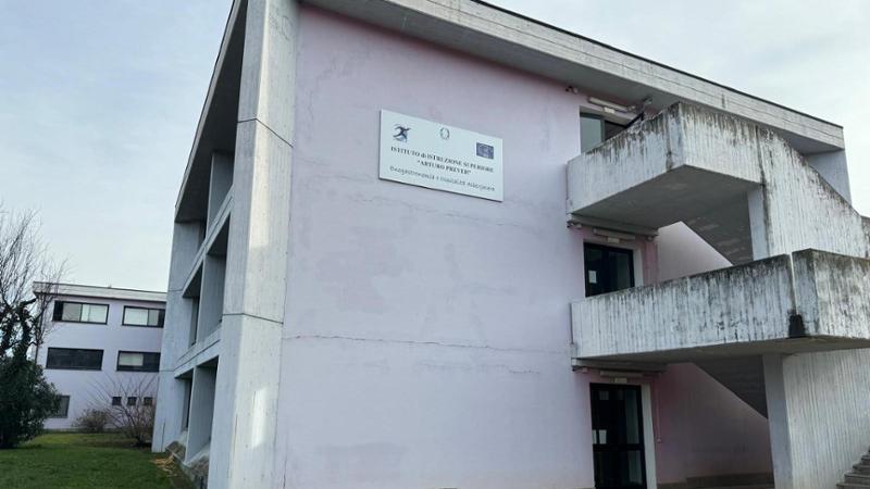 Studente ustiona compagno disabile con un accendino