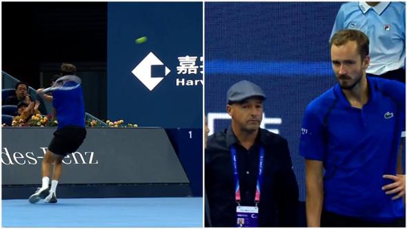 Medvedev, follia a Pechino: colpisce uno spettatore con una pallata, Djokovic in finale