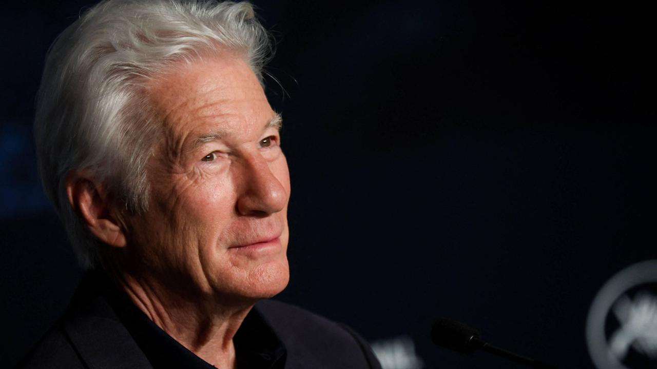 Richard Gere attacca il modello italiano sui migranti, Salvini: “Radical chic, faccia l’attore”