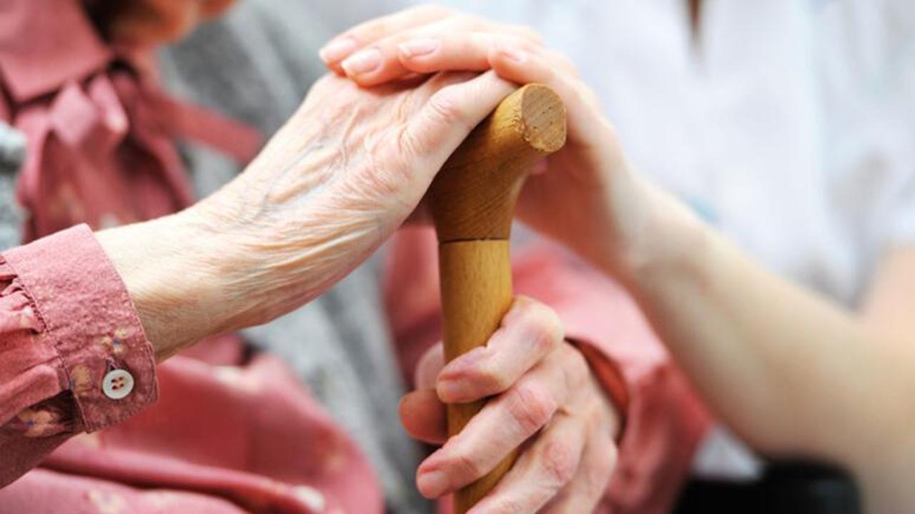 Oggi è la Giornata europea del caregiver: ecco come possono cambiare le regole in Italia