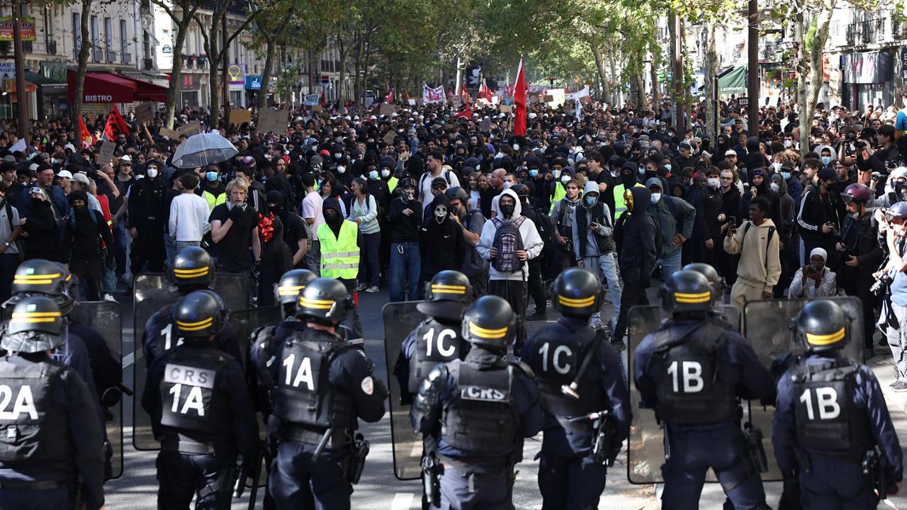 Gli studenti francesi tornano in piazza, tensione e scontri in diverse città. Parigi blindata