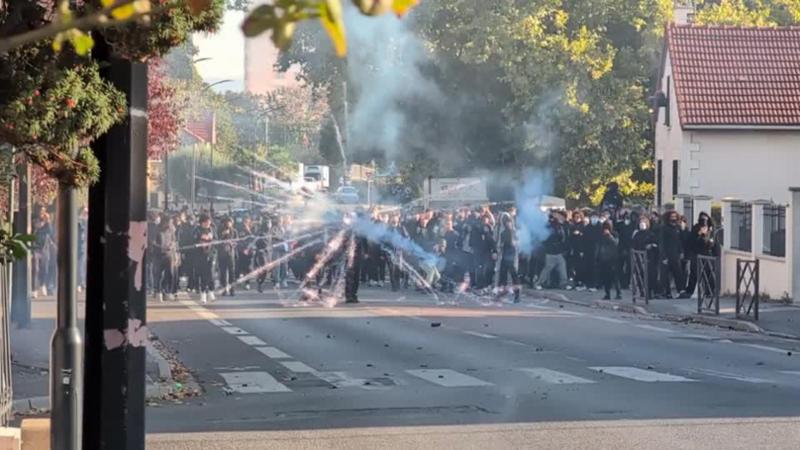 Francia, polizia a cavallo carica gli studenti: scontri e lacrimogeni davanti alla scuola