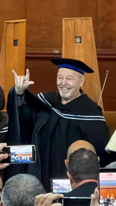 Vasco Rossi “dottore” a Salerno: braccia alzate e 1.500 studenti per la laurea honoris causa