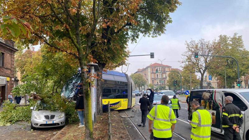 Torino: paura in corso Einaudi, tram deraglia dopo lo scontro con un furgone. Ci sono feriti