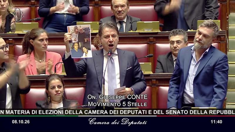 Conte mostra foto di Scarpinato con Borsellino e Delmastro con Carroccia: "Sappiamo con chi stare"