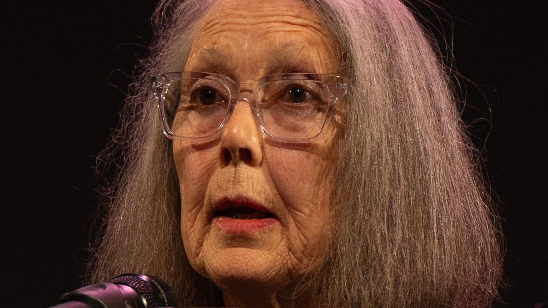 Prêmio Nobel de Literatura de 2026 concedido à poetisa canadense Anne Carson