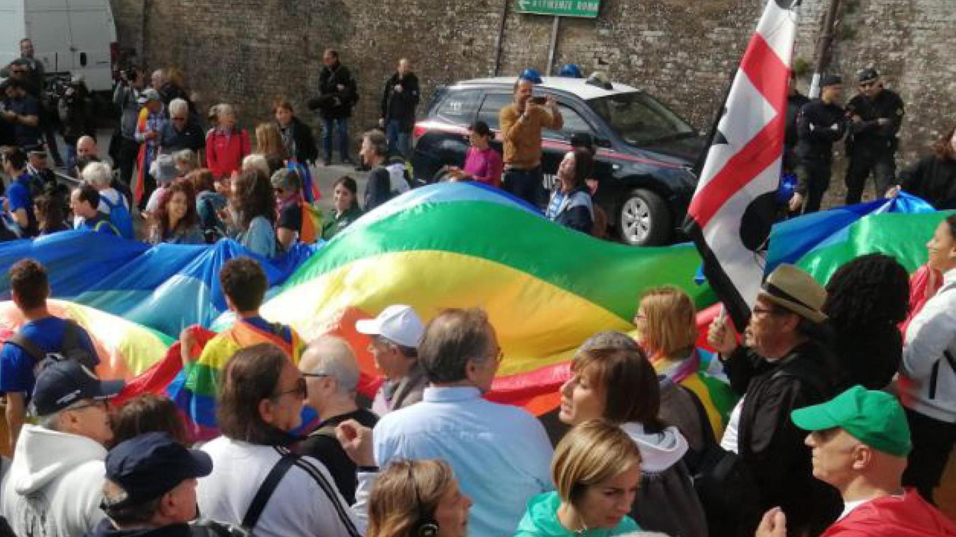Per il lavoro, contro i tagli al welfare e in solidarietà alla ...