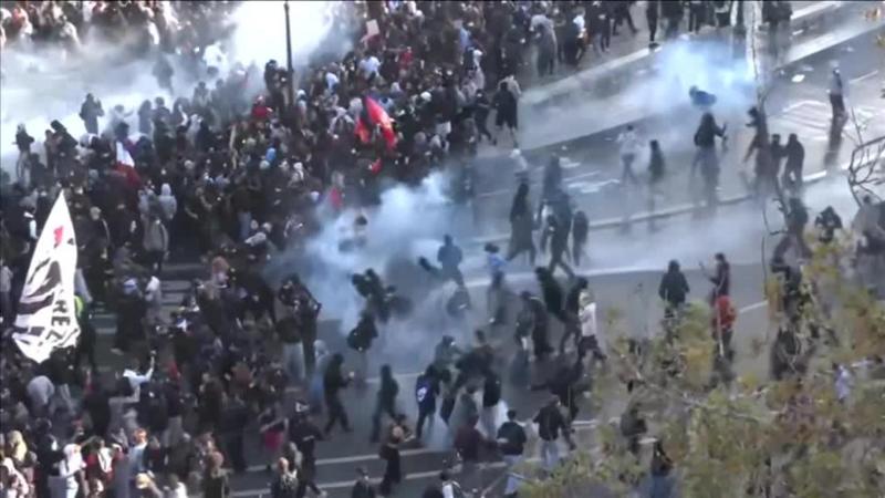 Idranti e lacrimogeni contro gli studenti: nuovi scontri con la polizia a Parigi