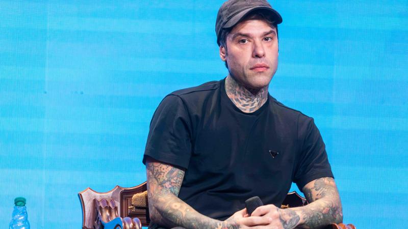 “Picchiato per aver fatto una foto a Fedez”, la denuncia di un cameriere