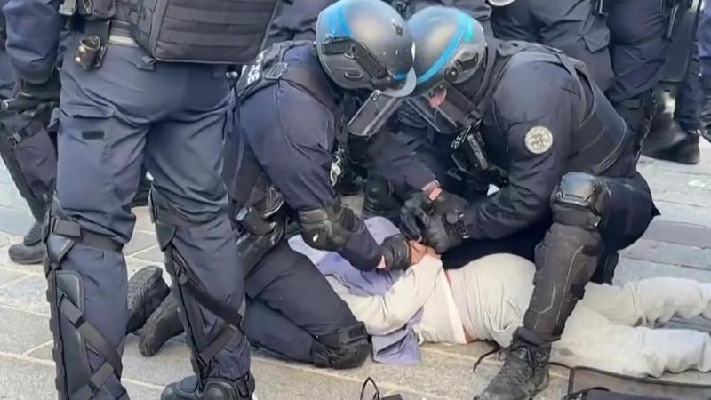 Poliziotto colpisce con una ginocchiata un manifestante a Parigi