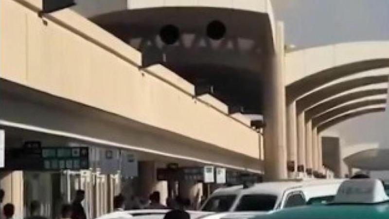 Riad, aeroporto colpito da missile Houthi: almeno 12 morti. Trump: “Potremmo unirci ai raid sauditi”