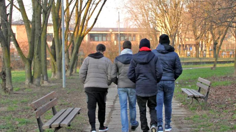 Pavia, aggrediscono un disabile e pubblicano i video sui social: denunciati sei ragazzi