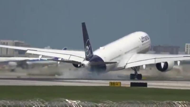 Aereo Boeing sfiora l'asfalto con la coda durante l'atterraggio