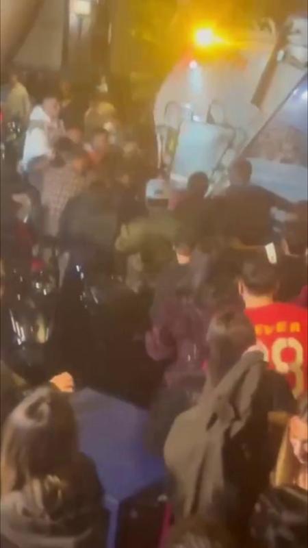 Difende le figlie e viene pestato dal branco: poi finisce sotto un camion dei rifiuti a Napoli
