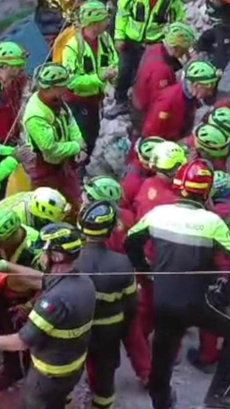 Estratto vivo dopo 27 ore sotto terra: il video del salvataggio dello speleologo