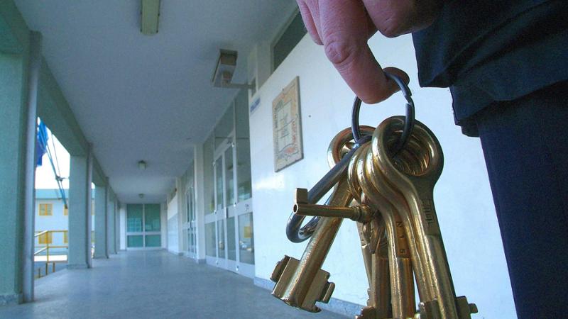 La fuga da film del detenuto dal carcere di Cuneo, ma per il giudice il poliziotto non ha colpe