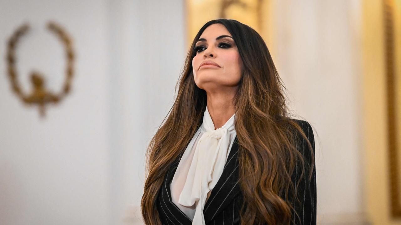 Kimberly Guilfoyle, il tramonto dell’ambasciatrice in Grecia ed ex di Donald Jr: Trump la silura