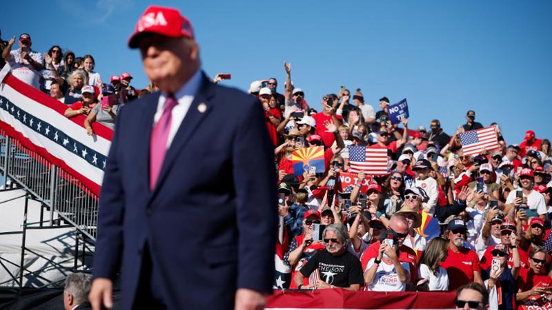 Show di Trump in Arizona: “I dem vogliono evirare i vostri figli. Io sono il n.1 su TikTok”