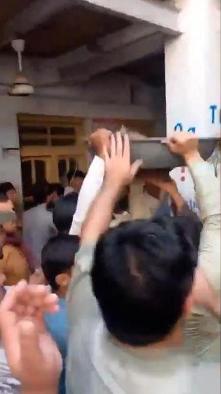 Pakistan, crolla il tetto di una scuola: la gente scava a mani nude tra le macerie, almeno 21 morti