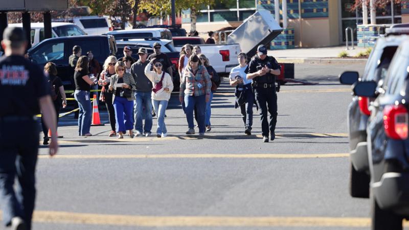 Oregon, sparatoria in una scuola elementare: almeno 5 morti: 3 sono bambini. Ucciso l’uomo armato