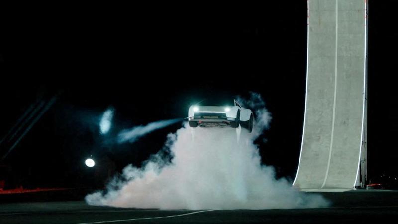 Tesla svela la nuova Roadster con propulsori a razzo di SpaceX: nella presentazione show l’auto vola