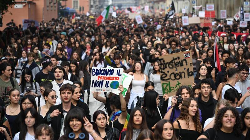 No Meloni Day, migliaia di studenti al corteo a Torino: vietati i volti coperti, 15 identificati