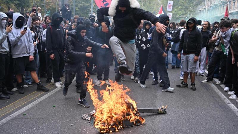 “Siamo tutti antifascisti”: a Torino incappucciati danno fuoco a un carro armato di cartone