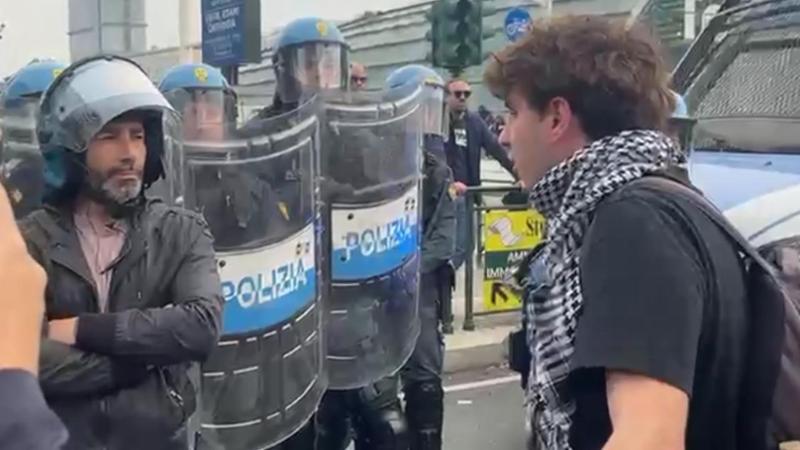Il video simbolo del dialogo, lo studente all'agente: "Noi dalla stessa parte, abbassate gli scudi"