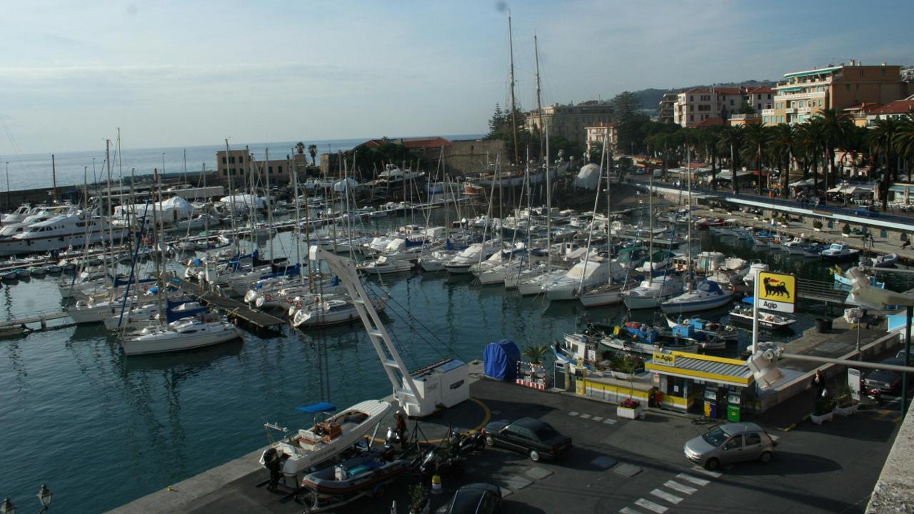 Sanremo, ragazzino di 13 anni dà fuoco a un clochard