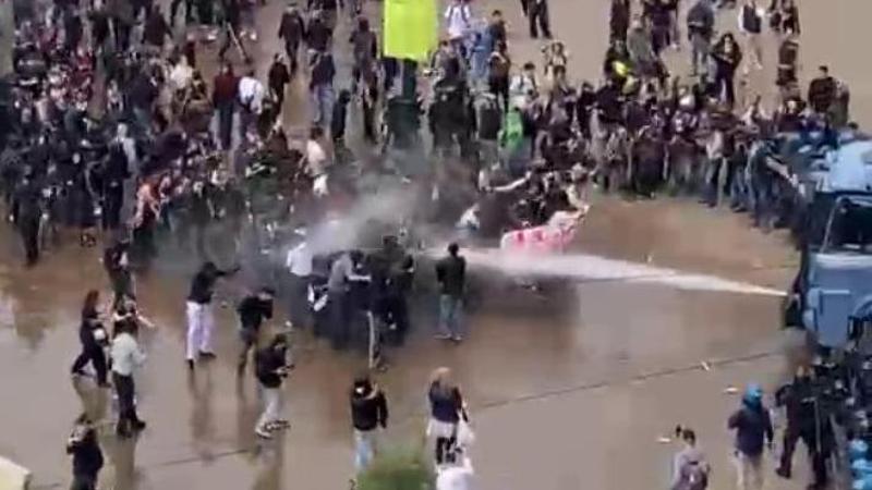 Corteo studenti a Torino, la polizia aziona gli idranti davanti alla Prefettura in piazza Castello