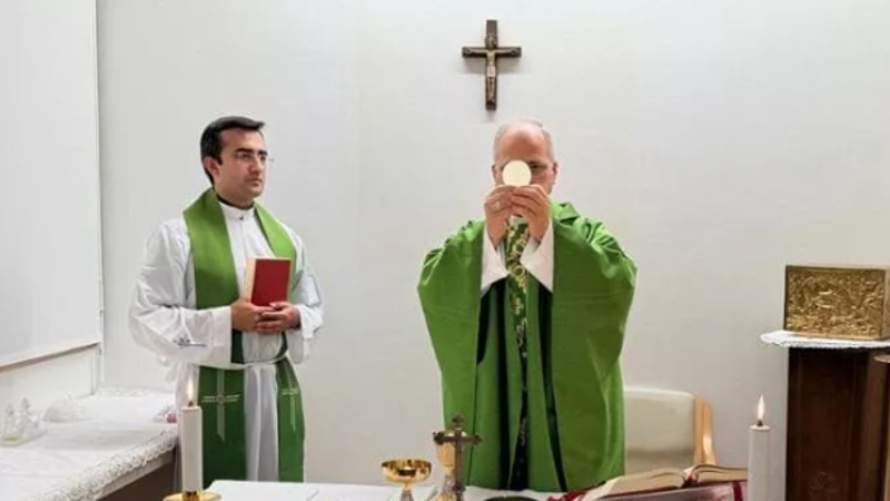 Il Papa celebra messa e ringrazia medici e infermieri: le prime foto dopo l’intervento