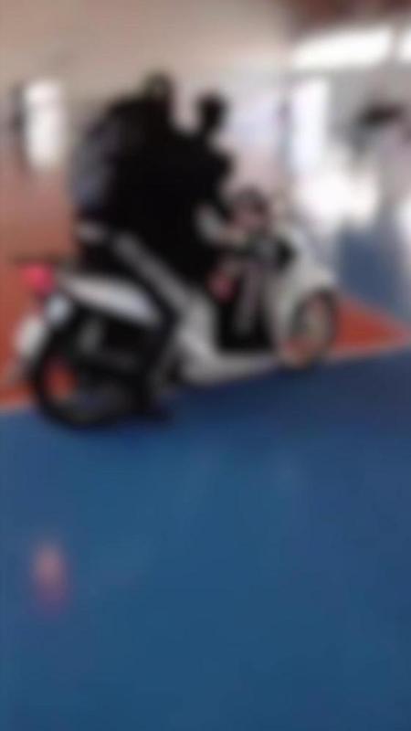 Scuola occupata a Napoli, due motorini sfrecciano nella palestra appena ristrutturata