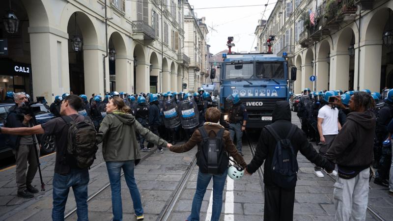 Torino, genitori e professori fanno da scudo tra studenti e polizia al No Meloni Day