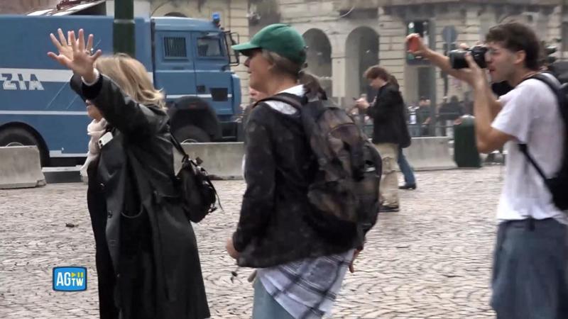 Alza le mani e urla "Basta", così una donna ha chiesto alla polizia di fermare le cariche a Torino