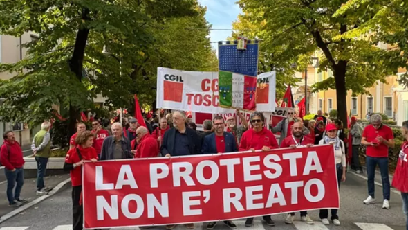 Roma, la Cgil in piazza sfida il governo: il corteo per lavoro, pace e welfare