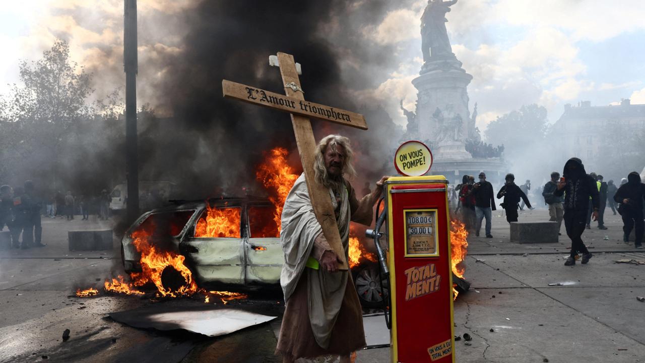 Francia, 500mila in piazza contro il carovita. Scontri a Parigi, Lione e Marsiglia: 272 fermi