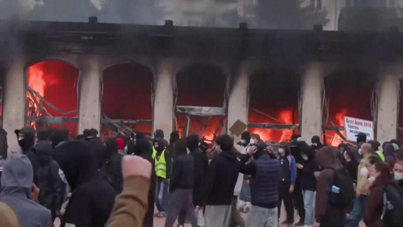 Fiamme nel centro di Lione: brucia l'ufficio del turismo durante le proteste