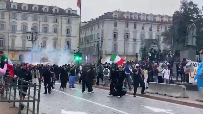 Torino, petardi e bottiglie contro gli agenti: tensione al corteo contro in Piazza Castello
