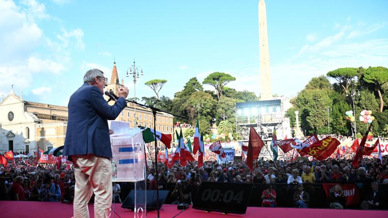 Il popolo dell’alternativa in piazza a Roma con la Cgil, Landini: “Il 20 novembre sciopero generale”