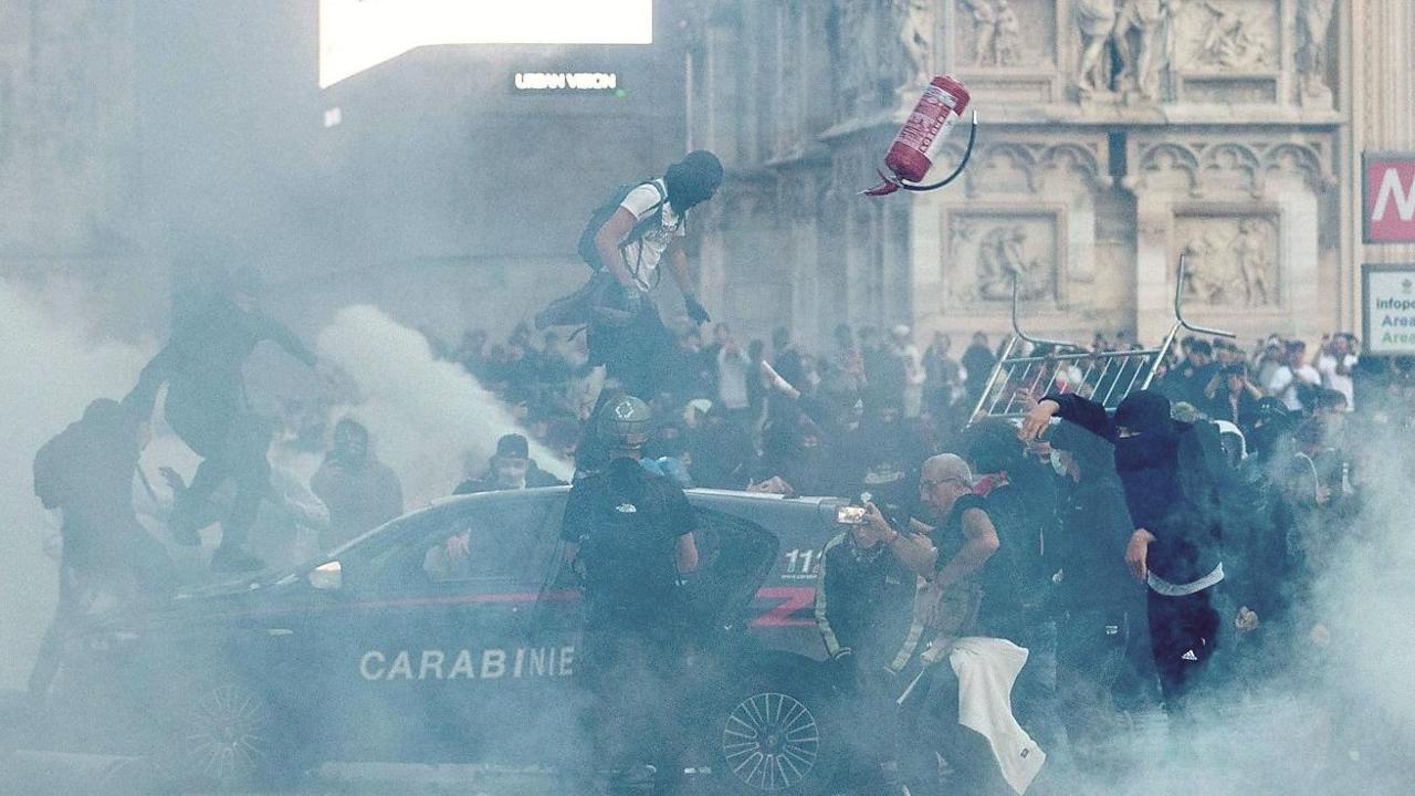 Milano, Torino, Bologna: la protesta sul carovita si trasforma in guerriglia