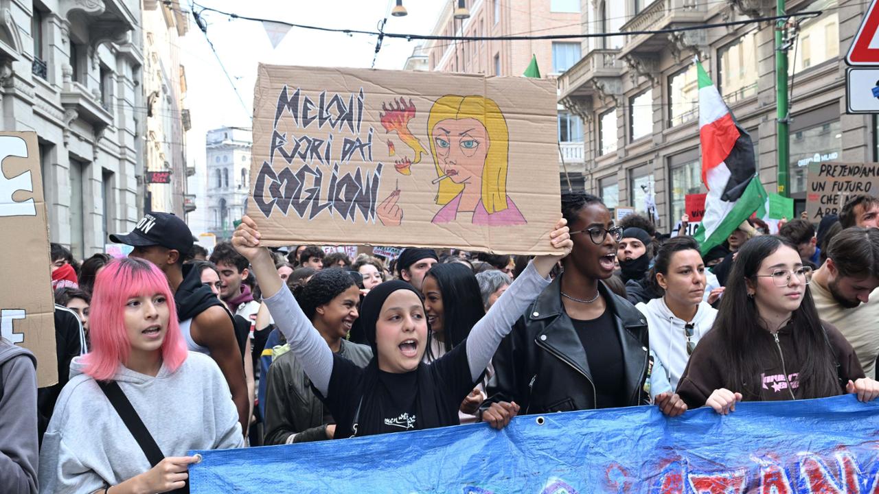 Migliaia di giovani tornano in piazza Duomo: assalto alle vetrine del centro