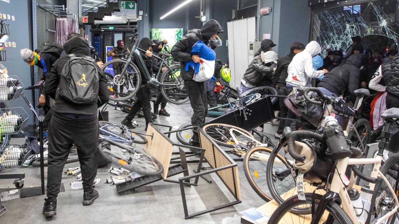 Milano torna sotto assedio, violenze e saccheggi: in Questura oltre 200 ragazzi
