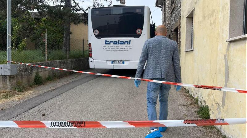 Presa a martellate dal marito sul bus, muore dopo cinque mesi