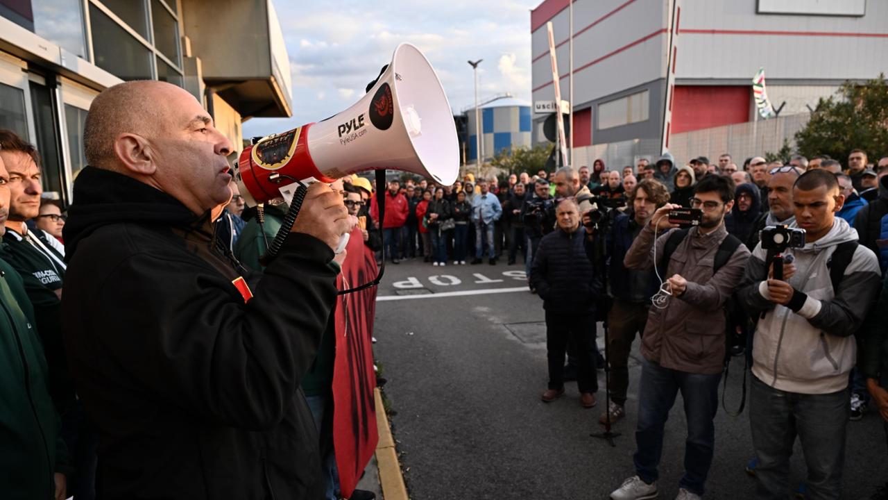 Ex Ilva, i lavoratori di Cornigliano occupano l’aeroporto di Genova