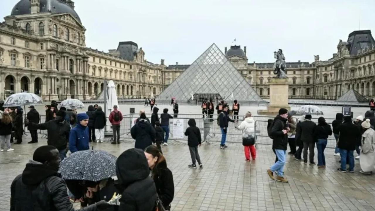 Manifestanti bloccano l’accesso al Louvre. Ancora scontri e 350 fermi nella notte a Parigi