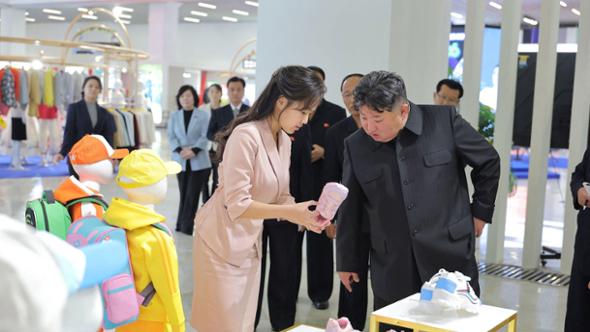 Il giallo della morte di Kim Jong Un: le foto diffuse da Pyongyang e le voci sull'emorragia cerebrale