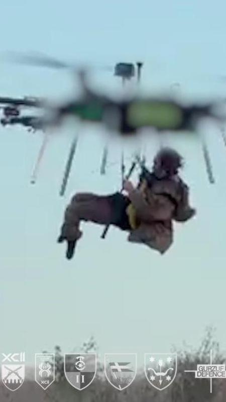 Ferito e irraggiungibile, lo portano via appeso a un drone: il salvataggio sul fronte in Ucraina